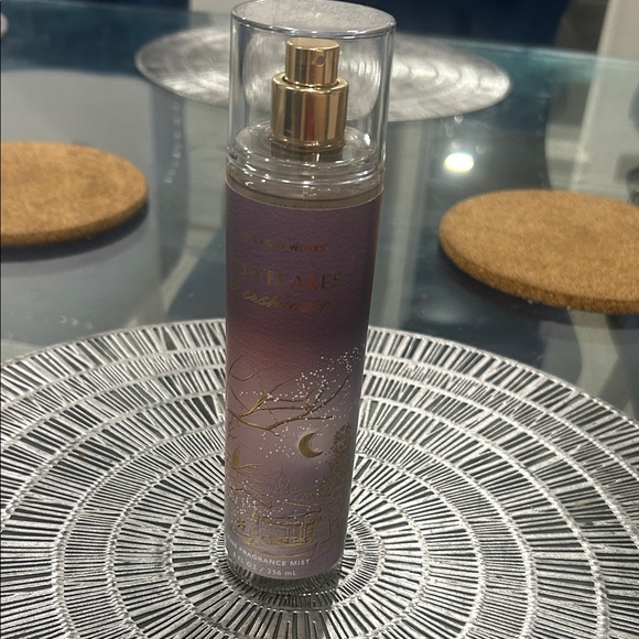 Snowflakes and cashmere body mist NWT - Picture 1 of 4